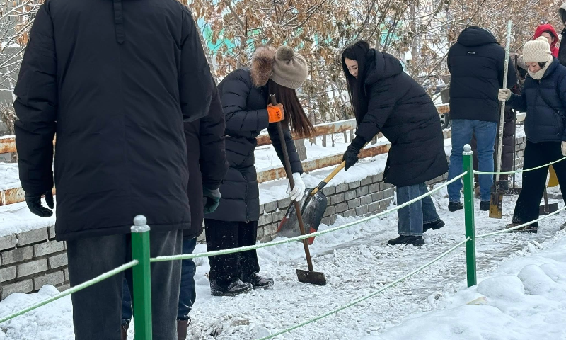 Ойрын үед орсон цасны улмаас халтиргаа гулгаа үүсэж, иргэд бэртэж гэмтэх аюулыг дагуулж байна. Иймд хог хаягдлын тухай хуулийн 10 дугаар зүйлийн 10.2.10-т зааснаар ААНБ- орчны 50 метр хүртэлх нийтийн эдэлбэр газрын хог хаягдал, цас мөсийг тухайн аж ахуйн нэгж цэвэрлэх үүргийн хүрээнд ХГБХХГ-ын ажилтан, албан хаагч нар 10 дугаар багийн нутаг дэвсгэр дахь Киви зочид буудлын уулзвараас хээтэй хорооллын 4-А байрны авто замын уулзвар хүртэлх явган хүний зам, мөн Хүүхэд хөгжлийн ордон, гэрлэх ёслын өргөөний гадна орчны зам талбайн цас, мөсийг цэвэрлэлээ. Цас цэвэрлэгээнд 50 гаруй албан хаагч ажиллаж, иргэдийг халтиргаа гулгаанаас сэргийлэх ажилд оролцлоо.