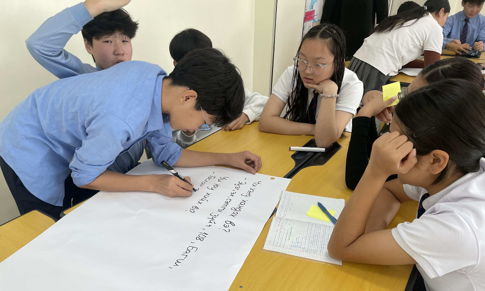 
🔰Үе тэнгийн дээрэлхэлт, ялгаварлан гадуурхалтын эсрэг Найз байя аяны хүрээнд ерөнхий боловсролын 9, 31 дүгээр сургуулийн ахлах дунд ангийнханд үе тэнгийн дээрэлхэлтийг таслан зогсоох, ялгаварлан гадуурхах үзэгдлийг бууруулах сэдвийн хүрээнд Дархан-Уул аймгийн Хүүхэд, гэр бүлийн хөгжил, хамгааллын газар, 11, 12 дугаар багийн Хамтарсан баг хамтран сургалт, нөлөөллийн ажлыг зохион байгууллаа.
